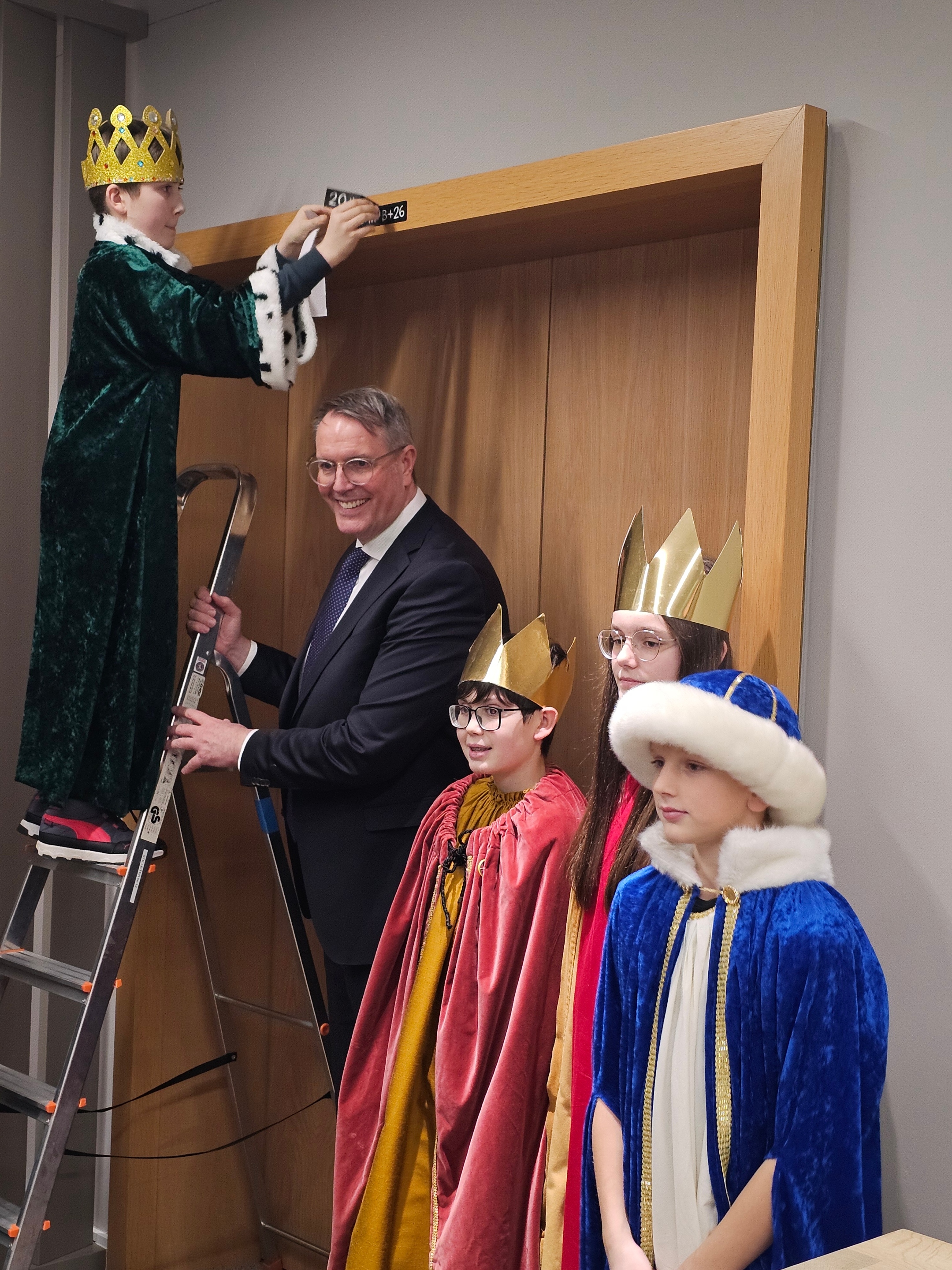 Sternsinger bringen Ministerpräsidenten den Segen (c) Pfarrei Daun Heilig Geist Sternsinger bringen Ministerpräsidenten den Segen