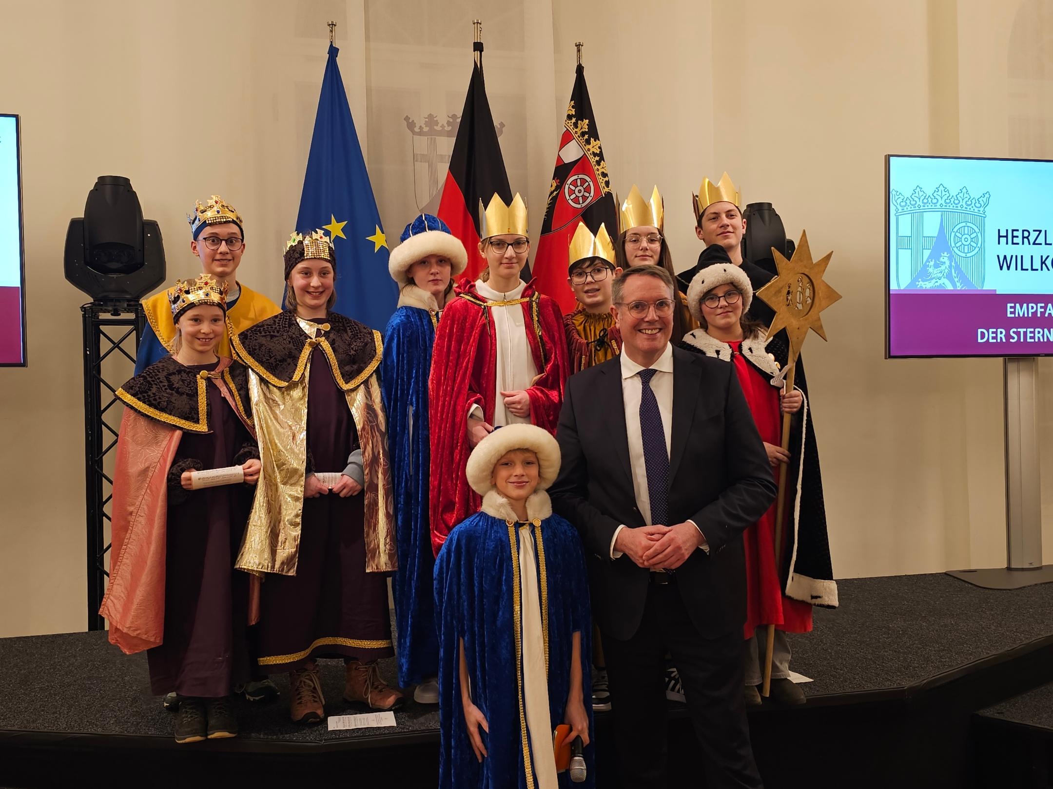 Gruppe der Pfarrei Daun Heilig Geist und Ministerpräsident Schweitzer